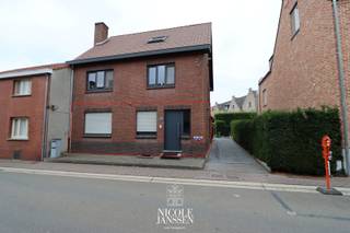 Dit mooi gerenovereerd appartement met één slaapkamer, gezellig terras en autostandplaats is zeer gunstig gelegen in het centrum van Bree.<br /><br />=> Gelijkvloers<br />- Inkomhal met gastentoilet<br />- Ruime woonkamer met tegelvloer<br />- Mooie strakke keuken met een kunststofwerkblad en ingericht met een keramische kookplaat, afzuigkap, inox spoelbak en ingebouwde koelkast. <br />- Praktische wasplaats/berging bij de keuken<br />- Volledig betegelde badkamer voorzien van inloopdouche en wastafel in fraai badkamermeubel<br />- Eén ruime slaapkamer<br />- Gezellig en rustig terras aan de achterzijde<br /><br />=> Enkele bijzonderheden<br />- Keramische tegelvloer doorheen volledig appartement<br />- Ramen met dubbele beglazing<br />- CV op aardgas met wandradiatoren <br />- Rolluiken aan voor-zijkant<br />- Autostandplaats<br />- Beschikbaar vanaf 01/10/2026<br /><br />=> Indeling<br />- Gelijkvloers: Inkomhal, woonkamer, keuken, badkamer, wasplaats/berging, één slaapkamer<br />- Tuin met terras en tuinhuis<br />- Autostandplaats