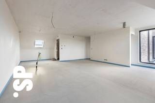 Dakappartement (tweede verdieping) in residentie 'OLMSEBAAN'.<br /><br />Ontdek dit appartement met ruim terras op de tweede verdieping in de nieuwe residentie 'OLMSEBAAN'. De indeling omvat een inkomhal, twee comfortabele slaapkamers - waarvan één met badkamermeubel en toilet, een apart toilet, een moderne badkamer , een ruime en lichtrijke woonkamer met open keuken, en een praktische berging/wasplaats.<br /><br />Het gebouw is uitgerust met een lift en biedt diverse parkeermogelijkheden aan de rechterzijde van het gebouw: autostaanplaatsen, carports en garages zijn apart aan te kopen.<br /><br />De appartementen worden opgetrokken met ecologisch verantwoorde materialen en voldoen aan de BEN-norm (Bijna-EnergieNeutraal) met een E-peil lager dan 30. Hiervoor worden ze uitgerust met milieuvriendelijke technieken.<br /><br />Centraal gelegen op wandelafstand van het centrum, met een vlotte verbinding naar in- en uitvalswegen.<br /><br />Verkoop onder BTW-stelsel, mogelijkheid tot toepassing van het 6% btw-tarief. Een ideale opportuniteit, zowel voor starters als voor investeerders.<br /><br />De afgebeelde beelden en materialen zijn bedoeld ter inspiratie en kunnen afwijken van de definitieve oplevering.<br /><br />Voor meer informatie of een bezoek ter plaatse, kan u contact opnemen met IMMO SP via 014 59 10 20 of mailen naar jill@immosp.be. Benieuwd naar de waarde van uw eigen woning? Vraag vrijblijvend een gratis verkoopanalyse aan – wij helpen u graag verder!