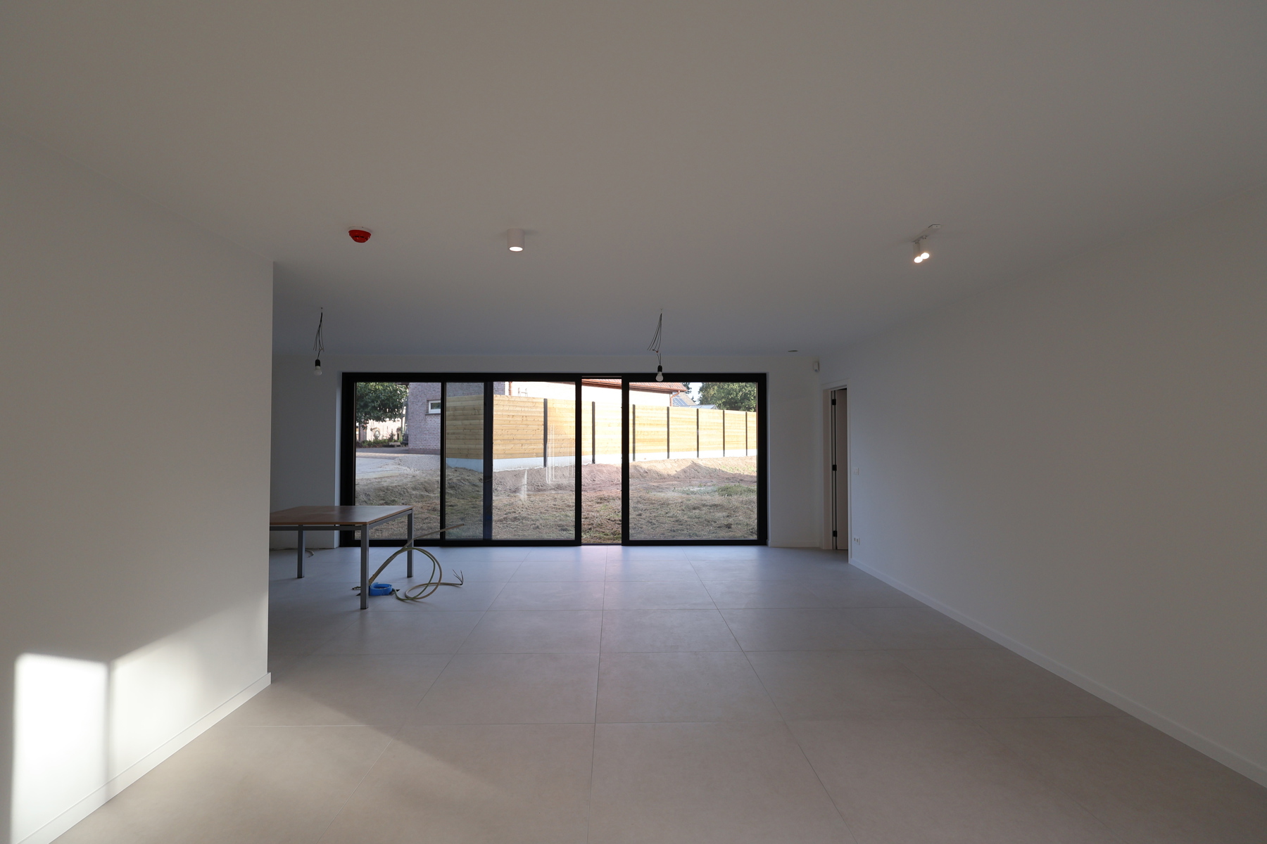Een nieuwbouwwoning met 4 slaapkamers, tuin en garage. - foto 4