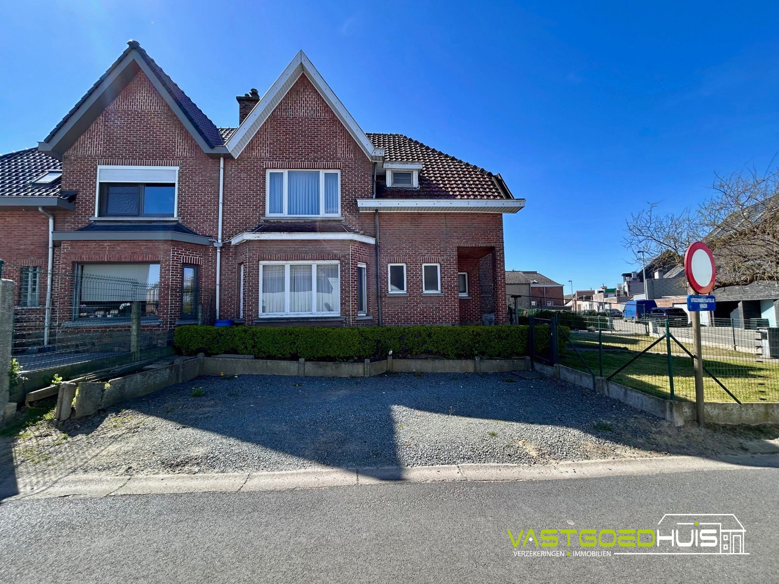 Karaktervolle, te renoveren gezinswoning met tuin - foto 4