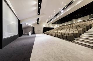 Nous proposons des bureaux all-in modernes et entièrement équipés pour 7 à 8 postes de travail, situés dans un environnement dynamique et entrepreneurial. Grâce à son excellente accessibilité - à quelques minutes de l'E17 (bretelle UZ Gent), de la nouvelle R4 et de la connexion directe à l'E40 - c'est l'endroit idéal.<br /><br />Les bureaux disposent de salles de réunion, de cabines téléphoniques, de salles d'événements et de séminaires, d'une cuisine entièrement équipée et même d'une vue panoramique sur le terrain de football. <br />Le concept « tout compris » vous offre une totale tranquillité d'esprit : des consommables et du mobilier à l'internet, en passant par le nettoyage, les services de réception et même l'impôt foncier.<br />En outre, vous disposez d'un grand nombre de places de parking.<br /> <br />Vous êtes intéressé ? Contactez-nous dès aujourd'hui pour plus d'informations ou pour une visite de site sans engagement. Appelez PANORAMA B2B GENT OFFICES au 09 225 09 02.<br /><br />