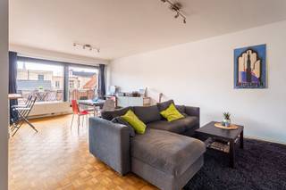 Zonnig en energiezuinig appartement met terras<br /><br />Gelegen op een levendige en zeer centrale locatie met zeer gunstige bereikbaarheid. Tram- en bushaltes en winkels bevinden zich letterlijk voor de deur. De belangrijkste invalswegen en autosnelwegen zijn vlot bereikbaar. Dit zorgt voor een sterke Mobiscore van 9,6/10! Dit energiezuinig appartement (EPC-label B) bevindt zich op de 2de verdieping met lift van een goed onderhouden gebouw. De bewoonbare oppervlakte bedraagt 70 m² (volgens titel). Je komt binnen via de inkomhal met ingebouwde kasten, perfect als vestiaire en extra opbergruimte. De lichtrijke leefruimte met warme parketvloer ademt authenticiteit en gezelligheid. Grote ramen zorgen voor veel natuurlijke lichtinval en een open gevoel. Vanuit de leefruimte heb je toegang tot het zuid-gerichte terras (5 m²). De keuken is praktisch ingericht en voorzien van een onderhoudsvriendelijke tegelvloer. De badkamer beschikt over een ligbad, wastafel en bidet. De ruime slaapkamer van 16 m² is eveneens lichtrijk dankzij grote ramen. De elektrische installatie is conform. De gemeenschappelijke maandelijkse lasten bedragen 195 euro/maand (incl. voorschotten water &amp; verwarming, professionele syndicus, bijdrage reservefonds en elektriciteit gem. delen). Instapklaar, ideaal voor starters, alleenstaanden of als investering. <br /><br />Verplichte vermeldingen<br />EPC: 125 kWh/m²<br />P-score: A<br />G-score: A<br />Stedenbouwkundige inlichtingen: in aanvraag