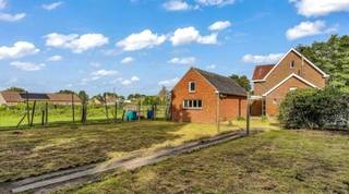 Bezoeken ter plaatse worden ingepland via e-mail: Joris@vastgoedvalkenborgh.be.Grote Hemmenweg 84: Te renoveren gezinswoning met 3 slaapkamers op...