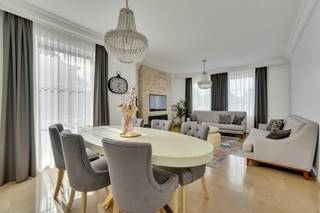 RUIME, RECENTE EN ENERGIEZUINIGE VILLA OP 8,97 ARE<br /><br />Deze ruime, goed onderhouden woning werd gebouwd in 2016 en heeft maar liefst 263 m² bewoonbare oppervlakte te bieden. Dankzij de plafondhoogte van 2,85 meter en de grote raampartijen wordt dit ruimtegevoel nog vergroot. Bovendien is de woning met haar EPC A-label zeer energiezuinig te noemen.<br /><br />Gelijkvloers beschikt u over een living met sfeerhaard aan de straatzijde. Aanpalend is er een zeer ruime leefkeuken opgedeeld in een extra zithoek en een goed uitgeruste, hoogwaardige keuken voorzien van alle moderne comfort. Ook is er een lichtrijke veranda van waaruit u een prachtig zicht heeft op het achtergelegen groen. Voorts zijn er gelijkvloers nog een bureauruimte die momenteel dienst doet als vijfde slaapkamer, een ruime inkomhal, een gastentoilet en een wasruimte.<br /><br />De eerste verdieping heeft op haar beurt nog 4 slaapkamers te bieden, allen voorzien van inbouwkasten en de grootste slaapkamer beschikt zelfs over een ingerichte dressingruimte. Verder is er nog een bergruimte en een badkamer voorhanden. Extra opbergruimte is er voorzien op de zolderverdieping. De woning is gelegen op een volledig omheind perceel van 8,97 are en hier is ook nog een grote garage / tuinberging voorzien.<br /><br />Enkele TROEVEN van deze woning opgelijst:<br /><br />+ Ruime, lichtrijke woning met 263 m² bewoonbare oppervlakte<br />+ Energiezuinig: EPC A-label<br />+ Zonneboiler + ventilatiesysteem type D<br />+ Hoge plafonds 2,85 meter<br />+ Overal vloerverwarming voorzien<br />+ 4 à 5slaapkamers<br />+ Goed onderhouden en instapklaar<br />+ Overal automatische rolluiken voorzien<br />+ Volledig omheind perceel 8,97 are<br />+ Veel ingebouwd maatmeubilair<br />+ Regenwaterput 10.000 liter (toiletten, wasmachine, buitenkranen)<br /><br />Meer info? Contacteer Maarten Delbroek via maarten@vestio.com of bel naar 0471/034804. <br />