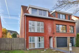 <p><span>Gelijkvloers appartement met tuin te Mortsel!</span></p><p><span>Indeling gelijkvloers appartement met tuin</span><span>: <br />We betreden het appartement via de privatieve inkom en komen vervolgens in de lichtrijke woonkamer met zicht op de tuin. In de tuin bevindt zich bovendien een ruim atelier.<br />Verder vinden we de open keuken, volledig uitgerust met alle comfort.</span></p><p><span>In de nachthal bevinden zich een apart toilet en een berging.</span></p><p><span>Aan de voorzijde van de woning ligt de eerste slaapkamer met open badkamer, bestaande uit een bad en een badkamermeubel.<br />Via de hal bereiken we de trap die leidt naar de tweede slaapkamer op de bovenverdieping.</span></p><p><span> </span></p><p><span>Nuttige informatie:</span></p><ul><li><span>EPC: 189 Kwh/(m²/jaar) LABEL B</span></li><li><span>P-score = Klasse A</span></li><li><span>G-score = Klasse A</span></li></ul><p><span> </span></p><p><span>Stedenbouwkundige inlichtingen in aanvraag.</span></p><p><span> </span></p><p><span>Voor een bezoek ter plaatse kan u ons contacteren op het nummer 03 449 42 41 of mail ons via <span>hallo@habicom.be</span></span></p><p><span> </span></p>