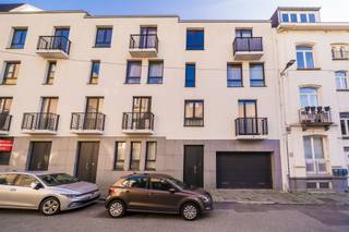 <p><span>Mooi, lichtrijk en recent 2 slaapkamer duplex appartement op de 2de &amp; 3de verdieping, gelegen op een super goede locatie in een rustige straat, vlakbij de Europese wijk. Compacte inkomhal met vestiairekast en apart toilet. Lichtrijke leefruimte met een volledig ingerichte keuken en eethoek. Terras aan de achterzijde. Op de bovenverdieping, een nachthal met apart toilet. Een 1ste slaapkamer met dressinghoek en aansluitende badkamer met douche en lavabo. Alsook een ruime master bedroom met balkon en een ensuite badkamer met ligbad en dubbele lavabo. Het appartement heeft ook een praktische bergzolder en private kelder. Ruime parking plaats mee aan te kopen (+ € 35.000). Zeer goede ligging, op wandelafstand van het openbaar vervoer, de Europese instellingen, Metro, winkels en restaurants.</span></p><p><span> </span></p>