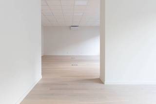 Achter deze gevel in Louis-Philippestijl ontworpen in 1865 schuilt een recent gerenoveerde kantoorruimte. Het gebouw is gelegen in het hart van de charmante winkelwijk Wilde Zee in Antwerpen. De ruimte zelf bevindt zich op de eerste verdieping, gelegen aan de rustige achterzijde van het gebouw. <br /><br />Dankzij het ruime terras geniet u hier van extra buitenruimte in een aangename, private omgeving, een zeldzame troef in het stadscentrum.<br /><br />Het kantoor werd slechts één jaar geleden volledig gerenoveerd en verkeert in perfecte staat. Werkelijk alles werd vernieuwd: vloeren, schilderwerken, technieken, keuken, sanitair en ramen. Hierdoor is het pand volledig instapklaar en biedt het een hedendaagse, comfortabele werkomgeving.<br /><br />Daarnaast beschikt het kantoor over een gunstig EPC met A-label, wat garant staat voor een energiezuinig verbruik. <br /><br />Een ideale uitvalsbasis voor wie op zoek is naar een kwalitatieve, professionele werkplek op een topligging in de stad.<br /><br />Meer informatie of een bezoek? Neem vandaag nog contact op!