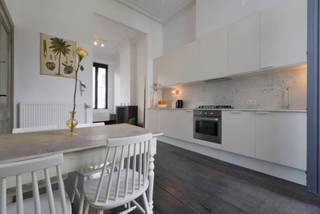 <br />In een neoclassicistisch gebouw met slechts vier units — een zeldzaamheid — vind je een appartement waar authenticiteit niet gecounterfeit is. Hier klopt alles: licht, lijnen, en locatie. Hart van Antwerpen Zuid. Alles op wandelafstand.<br /><br />- LIGGING -<br />KMSKA werkelijk om de hoek (150 m)<br />Vernieuwd Park Nieuw Zuid: 150 m richting rust<br />Bars, restaurants, koffiebars: letterlijk overal<br />Vlotte bereikbaarheid met tram, bus en fiets<br /><br />- INDELING & TROEVEN -<br />Vernieuwde moderne keuken (2025) met volledige uitrusting: bestek, pannen, glaswerk, ingebouwde vaatwasser, koelkast, oven, microgolf en gasvuur<br />Slaapkamer met aansluitende dressing<br />Bergruimte<br />Lichtovergoten leefruimte met authentieke baroque herenhuiselementen<br />Badkamer met maatwerk-glasdeuren<br />Zuidgericht terras dat effectief zon krijgt<br />Privatieve droge kelder van 16 m²<br /><br />- PRAKTISCH -<br />Appartement V1 – ca. 60 m²<br />Beschikbaar vanaf 1 februari 2026<br />Huurprijs: € 1.075 + € 50 vaste kosten (incl. water)<br /><br />Voor wie stedelijkheid wil zonder compromis. Voor wie schoonheid ziet in details.