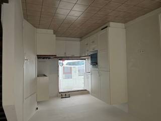 Deze stadswoning geniet van een centrale en rustige ligging, met openbaar vervoer, scholen, winkels en andere voorzieningen op korte afstand. Dankzij de nabijheid van belangrijke invalswegen is de woning bovendien vlot bereikbaar.<br /><br />Via de aparte inkomhal betreed je de woning. Deze leidt naar de open keuken, die aansluit op de ruime woonkamer. Verder beschikt de woning over een praktische wasruimte en een badkamer met douchecabine, toilet en wastafel. Achteraan bevindt zich een kleine stadskoer met een extra berging.<br /><br />Op de eerste verdieping bevindt zich een ruime slaapkamer. De overloop biedt bovendien extra ruimte die naar eigen wens kan worden ingericht, bijvoorbeeld als bureau, dressing, hobbyruimte of ontspanningsruimte.<br /><br />Beschikbaarheid: bespreekbaar<br /><br />Interesse in deze woning? Neem gerust contact met ons op voor een vrijblijvend bezoek via de website of via brugge@immofrancois.be.<br /><br />