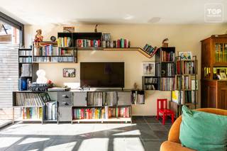 Deze perfect onderhouden woning combineert ruimte, comfort en energiezuinig wonen. De woning beschikt over 4 volwaardige slaapkamers en 2 badkamers, waarvan één recent vernieuwd werd met een moderne inloopdouche. De tweede badkamer kan nog naar eigen smaak worden opgefrist.<br /><br />Buiten geniet u van een grote, groene tuin met vijver en terras, een bijzonder aangename plek om tot rust te komen in alle privacy. De woning is gelegen in een rustige straat met weinig verkeer, vlakbij een tramhalte, winkels en alle voorzieningen. Het centrum van Gent bereikt u bovendien in slechts 15 minuten fietsen.<br /><br />Doorheen de jaren werden tal van kwalitatieve renovaties uitgevoerd, waaronder een vernieuwd en geïsoleerd dak, condenserende gasketel, moderne keuken, 10 zonnepanelen, spouw- en zolderisolatie, hoogrendementsbeglazing en een vernieuwd plat dak met EPDM en 15 cm isolatie. Ook de riolering, garagevloer, dakgoten en waterleidingen werden recent vernieuwd.<br /><br />Kortom, een instapklare woning met veel ruimte, een uitstekende ligging en tal van energetische investeringen. Ideaal voor gezinnen die comfortabel en zorgeloos willen wonen nabij Gent.<br /><br />Contacteer Top Vastgoed voor meer info en een bezoek op 0475 700 700.