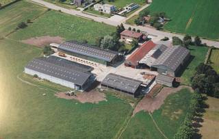 Vleesveebedrijf met mooie gebouwen en moderne woning te koop te Evergem (Sleidinge).Vooraan ligt de ruime, mooi ingerichte woning.Achter de woning is...