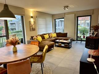 <p>Dit zeer lichtrijke, recente appartement is gelegen in residentie Ravensdal.</p><p>Het appartement is heel centraal gelegen: dichtbij winkels, scholen en met een snelle aansluiting naar de N60.<br />Het appartement, gelegen op de eerste verdieping, omvat een inkomhall, een mooie living met een luxe open keuken met alle toestellen (frigo, diepvries..).<br />Aansluitend bij de keuken heb je een berging. Ook nog een dubbele berging in de kelder.<br />Verder een apart toilet, een badkamer en 2 slaapkamers.</p><p>Het appartement is voorzien van armaturen en rolgordijnen.</p><p>In de kelder heb je een XL autostaanplaats.</p><p>Interesse?<br />Vraag uw bezoek aan via onze website www.immodhondt.be <br /> </p>