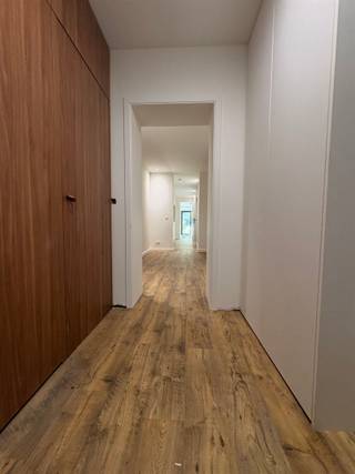 <p><span>Instapklare volledig gerenoveerde kantoorruimte in karaktervol gebouw met mooie gevel op toplocatie in hartje Dendermonde</span></p><p><span>Op zoek naar een uitstekend gelegen kantoorruimte met een professionele uitstraling en optimaal comfort? Deze instapklare kantoorruimte van circa 140 m² bevindt zich op een absolute toplocatie, op slechts 50 meter van het station van Dendermonde en midden in het stadscentrum. Dankzij de vlotte bereikbaarheid en de ruime parkeermogelijkheden in de directe omgeving genieten zowel medewerkers als klanten van een uiterst praktische ligging.</span></p><p><span>De kantoorruimte beschikt over een privatieve inkomhal met technische ruimte en biedt plaats aan vier afzonderlijke kantoren, waardoor ze ideaal is voor vrije beroepen, dienstverlenende ondernemingen of een groeiend bedrijf. Daarnaast is er een aangename kitchenette met eetruimte aanwezig, evenals twee aparte toiletten.</span></p><p><span>Dankzij de aanwezige airconditioning, die zowel kan verwarmen als koelen, is een aangenaam werkklimaat gegarandeerd. Bovendien is de kantoorruimte uitgerust met een alarmsysteem, wat zorgt voor extra veiligheid en gemoedsrust</span><span>. </span></p><p><span>Achteraan wordt momenteel een privatieve tuin aangelegd, wat een extra troef vormt voor ontspanning tijdens de werkdag of voor het ontvangen van klanten in een aangename omgeving.</span></p><p><span>Bovendien loopt momenteel een aanvraag bij de stad voor de aanleg van een of twee privatieve autostaanplaatsen, inclusief een laadpaal voor elektrische voertuigen, wat deze eigendom helemaal klaar maakt voor de toekomst.</span></p><p><span>Het pand zit momenteel in de laatste afwerkingsfase maar wordt instapklaar afgeleverd.</span></p><p><span>Een unieke kans om uw onderneming te vestigen op een strategische locatie waar zichtbaarheid, bereikbaarheid en comfort perfect samenkomen. Neem vandaag nog contact op voor meer informatie of een bezichtiging.</span></p><p><span> </span></p><p><span>Verdere info of een bezoek ter plaatse contacteer Immo Twins 052/55.55.55 of via info@immotwins.be</span></p>