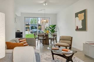 Een iconische site uit de jaren ’60 krijgt een volledig nieuwe bestemming: een exclusief woonproject met slechts 16 unieke woningen. Hier wordt nieuwbouw gecombineerd met het karakter van de bestaande gebouwen, wat zorgt voor een mooi geheel.Stap je woning binnen via de inkomhal en ontdek een praktische indeling met toilet, woonkamer en een open keuken die dankzij grote raampartijen prachtig uitzicht biedt op de tuin. Achter de keuken vind je bovendien een handige berging.Op de bovenverdieping wachten drie slaapkamers én een aparte badkamer, met een vaste trap naar de zolder voor extra ruimte of hobby.Bij Cirk woon je volledig privé, maar profiteer je ook van een rijk aanbod aan gedeelde luxevoorzieningen; aangelegde tuin, zwemvijver, sauna, fietsenparking, gezellige keuken met zithoek, polyvalente ruimte,gastenverblijf, boomgaard,...Extra pluspunt: deze woningen vallen niet onder BTW, waardoor je kan profiteren van registratierechten.Een zeldzame kans om comfortabel, stijlvol en verbonden te wonen in een unieke setting.Klinkt dit als jouw ideale woonplek? Maak een afspraak en ontdek jouw toekomstige woning! Neem contact op via laura.vanhelmont@dewaele.com of bel 011 30 50 50.