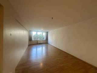 <p>Dit prachtig appartement aan de Van Iseghemlaan in Oostende biedt een ideale uitvalsbasis voor wie het leven aan de Belgische kust wil ervaren. De woonkamer vormt het hart van het appartement, waar u kunt genieten van gezellige avonden en ontspanning. De goed uitgeruste keuken, waar kookliefhebbers hun creativiteit de vrije loop kunnen laten, biedt alle benodigdheden voor culinaire avonturen. Verder beschikt het appartement over een stijlvolle slaapkamer en een moderne badkamer, waardoor het geheel een gevoel van luxe en gemak uitstraalt. De locatie is strategisch gekozen; dichtbij het strand en andere stedelijke voorzieningen, wat bijdraagt aan een ontspannen levensstijl. Of u nu op zoek bent naar een permanent verblijf of een tweede thuis, dit appartement voldoet aan al uw wensen en verwachtingen. Maak kennis met de charme van Oostende en ontdek de mogelijkheden die dit unieke appartement te bieden heeft.<br /><br /><br />Het appartement is beschikbaar vanaf 01/11/2026 aan een huurprijs van € 675 per maand aangevuld met een voorschot van €40 per maand voor de algemene onkosten en een voorschot van € 20 per maand voor het water.Ben je geïnteresseerd in dit pand te huur in Oostende? Ga naar de website www.dermul.be, klik op het pand dat je wenst te huren. Via de knop "ik heb interesse" vragen we u kort een profiel in te vullen. Daarna nemen we contact op voor een bezoek. Telefonisch kunnen er geen afspraken gemaakt worden.</p>