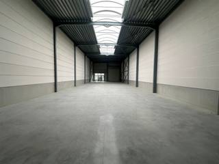 <p>Nieuwbouw KMO-unit van 343m², gelegen in ID Park Bis, in een zijstraat van de Brusselbaan en met een uitstekende bereikbaarheid via de E40 (Brussel – Gent). </p><p>De opslagruimte beschikt over een automatische sectionale poort (4m breed x 4,5m hoog), een glaspartij die ideaal is voor het inrichten van kantoorruimte, een lichtstraat en een vrije hoogte van 6m. <br />Verder is het magazijn uitgerust met nutsvoorzieningen (water, elektriciteit en data), RWA en een aansluitmogelijkheid voor sanitair. </p><p>Bij de unit horen 4 privatieve parkeerplaatsen, inbegrepen in de prijs. </p><p>2.175 euro/maand of 76 euro/m²/jaarbasis! </p><p>Prijs is excl. btw en OV.</p>