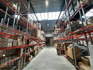 Op een strategisch gelegen bedrijfssite aan de Beselarestraat in Dadizele bevindt zich deze nieuwbouwmagazijnruimte van +/- 2.000 m², ideaal voor ondernemingen die op zoek zijn naar ruime en functionele opslagmogelijkheden.<br /><br />Het magazijn beschikt over een minimale vrije hoogte van 7,5 m en is toegankelijk via een elektrische sectionale poort met een vrije doorrijhoogte van 5 m. Een privatieve laadkade kan desgewenst worden voorzien. Bovendien kunnen de aanwezige stapelrekken blijven staan, wat een praktische meerwaarde biedt voor een efficiënte inrichting van uw opslagruimte.<br />Bijkomend bestaat de mogelijkheid om buitenruimte voor stockage bij te huren tot maximaal +/- 3.788 m².<br /><br />Er zijn eveneens parkeerplaatsen voorzien. Het bedrijfsterrein is volledig omheind en uitgerust met twee elektronische toegangspoorten voor in- en uitgaand verkeer, evenals een beveiligingsinstallatie.<br /><strong>De site is uitsluitend bestemd voor opslagactiviteiten</strong> en biedt dankzij de combinatie van ruime magazijnoppervlakte, een aanzienlijke vrije hoogte en optionele buitenopslag tal van mogelijkheden voor professionele opslagbehoeften. Beschikbaar vanaf 01/12/2026.<br /><br />De ligging in Dadizele zorgt voor een vlotte verbinding met de omliggende bedrijvencentra en de belangrijkste invalswegen, met aansluiting richting de A19 en de E403.<br /><br />Contacteer PANORAMA B2B voor bijkomende inlichtingen of een vrijblijvend plaatsbezoek 056 222 562.