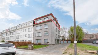 Deze duplex, hoekapp van ca 137m2 is gelegen op de 3de - 4 de verdieping van een kleinschalig appartementsblokje en heeft de ideale ligging. De indeling is als volgt: inkomhal, aangename leefruimte, keuken voorzien van toestellen, aparte berging. De nachthal geef toegang tot de 3 slaapkamers en de badkamer. Inclusief aparte garagebox. Er is een offerte voor het plaatsen van nieuwe pvc ramen en deze werken zullen ook nog uitgevoerd worden door de huidige eigenaar. Het appartement is momenteel verhuurd. extra's: lift aanwezig in het gebouw, terrassen werden reeds vernieuwd.