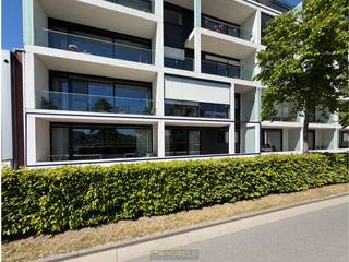 Ruim en instapklaar APPARTEMENT of met mogelijkheid voor praktijk en/of VRIJ BEROEP op een TOPLIGGING aan de Schelde, in het centrum van Oudenaarde. Met een bruikbare oppervlakte van ca. 167 M², een HOOGWAARDIGE AFWERKING, VEEL NATUURLIJKE LICHTINVAL en een PRACHTIG ZICHT OP HET WATER biedt deze eigendom een professionele en aangename werkomgeving. De functionele indeling leent zich uitstekend voor kantoren, consultatieruimtes of een praktijk, terwijl 2 RUIME TERRASSEN extra comfort bieden. Bovendien zijn er 2 ONDERGRONDSE AUTOSTAANPLAATSEN, verplicht aan te kopen bovenop de vraagprijs, en beschikt de eigendom over een GUNSTIG EPC-LABEL B. Mits goedkeuring van de bevoegde overheid voor een FUNCTIEWIJZIGING vormt dit een uitstekende opportuniteit voor een kantoor- of praktijkruimte op een vlot bereikbare toplocatie.<br /><br />Adres: Adriaan Brouwerstraat 13 bus 101 te Oudenaarde<br /><br />EPC: 115kWh/m², G-score en P-score A, Geen renovatieverplichting van toepassing, Bestuursmaatregelen in het maatregelenregister: Nee