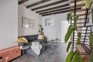 <p>Ontdek deze gezellige woning, rustig gelegen in Hamme op wandelafstand van winkels, scholen en openbaar vervoer. De woning biedt een ideale combinatie van comfort, licht en ruimte — perfect voor starters of koppels die op zoek zijn naar een fijne thuis met tuin.</p><p>Op het gelijkvloers vind je een lichtrijke woonkamer, een praktische keuken en een badkamer met toilet. Achteraan ligt een ruime tuin met veel mogelijkheden, ideaal om te ontspannen of kindvriendelijk in te richten.</p><p>De eerste verdieping beschikt over een slaapkamer en de mogelijkheid om een tweede slaapkamer te creëren.</p><p><span>Indeling.</span><br />- Gelijkvloers: woonkamer, keuken, badkamer met toilet<br />- Eerste verdieping: slaapkamer, mogelijkheid tot tweede slaapkamer</p><p><span>Troeven.</span><br />- EPC-label C<br />- Ruime tuin met veel potentieel<br />- Rustige ligging nabij winkels, scholen en openbaar vervoer</p><p><span>Locatie.</span><br />De woning is gelegen in een aangename woonwijk in Hamme, nabij onder andere supermarkt Lidl, bakkerij Wouters en op korte afstand van het centrum van Hamme. Ook  diverse wandel- en fietsroutes liggen in de buurt.</p><p>Contacteer ons vandaag nog voor een bezichtiging: Bart via 0470 80 51 08 of via bart@heritagevastgoed.be<br /> </p><p><span>Informatie.</span><br />- Totale perceeloppervlakte: 300 m²<br />- Bewoonbare oppervlakte: 89 m²<br />- EPC-label: C<br />- Stedenbouwkundige inlichtingen: Vg | Wg | Gmo | Gvkr | Gvv<br /> </p>