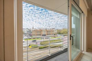 - Royale woonoppervlakte 103 m2- Optimale lichtinval,- Zonnig terras,- Zéér centrale ligging.Dit subliem appartement bevindt zich op de vierde...