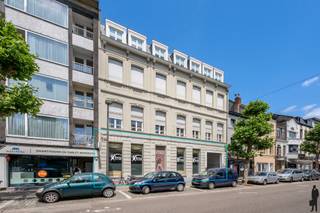 <p><strong>Centraal gelegen handelspand/kantoorruimte (ca. 228m²) met twee autostaanplaatsen in residentie "Het Herenhuis", nabij de Zeshoek en de Gasthuisstraat, in het commercieel centrum van Turnhout. Verhuurd aan een stabiele huurder (uitzendbureau). <span>De vraagprijs is inclusief twee autostaanplaatsen ter waarde van 50.000 EUR.</span><br /></strong><span><br />Ligging:<br /></span>In het hart van Turnhout op wandelafstand van de Zeshoek, de Gasthuisstraat en de Warande.<br /><br /><span><span>Omschrijving</span>:<br /></span>Deze praktische kantoorruimte op het gelijkvloers omvat een open workspace van ca. 75m², aangevuld met vier aparte kantoren of vergaderzalen (30m², 19,5m², 11m² en 10m²). Achteraan bevindt zich een personeelskeuken met eetruimte en een apart toilet met lavabo. Daarnaast is er een ruime, praktische berging van ca. 14,5m² met directe toegang naar de parking.<br /><br /><span><strong>Inclusief twee autostaanplaatsen ter waarde van 50.000 EUR.</strong></span><br /><br /><span><span>Bijzonderheden</span>:<br />- Zeer goede bereikbaarheid <br />- Twee autostaanplaatsen (binnen)<br />- Personeelskeuken<br />- Airco <br />- Meerdere handelsactiviteiten mogelijk<br />- Centrale verwarming op aardgas<br />- Maandelijkse lasten bedragen 160 EUR/maand<br />- Stabiele huurder (uitzendbureau) - Huurprijs: €1.800,- /maand (incl. maandelijkse lasten)<br /><br />Bekijk dit eigendom via ons interactief grondplan: https://deboerenpartners.virtimmocontent.be/start-visit/5329</span></p>