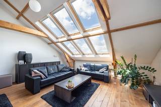 Dit stijlvolle duplexappartement charmeert meteen. Dankzij de hoge plafonds, de grote ramen en de authentieke plankenvloer heeft het karakter en...