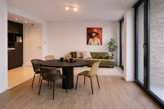 <p>Instapklaar éénslaapkamerappartement van ca 54 m² in de hoogstaande residentie Cadiz. De Cadixwijk op het Eilandje is een nieuwe, gezellige woonwijk tussen de dokken en het groen en mag reeds tot de hipste wijken van Antwerpen gerekend worden. Bovendien heeft u in het gebouw op de gelijkvloerse verdieping een Delhaize supermarkt en zijn er op wandelafstand tal van restaurants en gezellige cafeetjes. Residentie Cadiz is een hedendaags en ecologisch woonproject wat u ongetwijfeld zal merken in de lage energiekosten.<br /><br />Het appartement is doorlopend afgewerkt met een moderne parkettegel, die de gezelligheid en uitzicht van parket combineert met het onderhoudsgemak van een tegel.<br /><br />U betreedt het appartement via een inkomhal met apart toilet. De leefruimte is mooi licht dankzij de grote en kamerhoge raampartijen. Aansluitend aan de leefruimte is de open keuken in L-vorm, voorzien van koelkast met vriesvak, vitrokeramisch kookvuur, oven en vaatwasser. Een aparte berging beschikt over de aansluitingen voor wasmachine en droogkast.<br /><br />Grote troef van het appartement is ongetwijfeld het terras van ca 8 m² waar u zorgeloos kan genieten van alle rust. Van hieruit kijkt u bovendien uit op de groene binnentuin van de residentie.<br /><br />De slaapkamer kan gebruikmaken van een moderne badkamer met lavabo en ligbad.<br /><br />Een ruime kelderberging is reeds begrepen in de huurprijs. <br /><br />Gemeenschappelijke lasten: 120 Euro per maand.<br />Alle nutsvoorzieningen (gas, water en elektriciteit) zijn privé op te nemen door de huurder.<br /><br />Beschikbaar vanaf 1 februari 2026.</p>