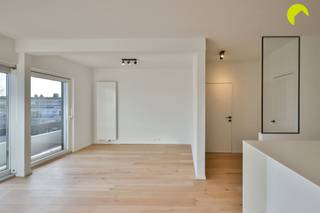 <p><span>Op een rustige locatie in Lint bieden wij u dit volledig gerenoveerd appartement (88m²) aan met 2 ruime slaapkamers en een derde tussenkamer. Het appartement is gelegen op de 2e verdieping</span></p><p><span>van een goed onderhouden gebouw. Er is geen lift!</span></p><p><span>In directe nabijheid vindt u winkels, scholen, openbaar vervoer en verbindingswegen.</span></p><p><span> </span></p><p><span>Het appartement beschikt overal over dubbele beglazing met aluminium schrijnwerk. De individuele centrale verwarming verloopt op gas (condensatie).De elektriciteit werd ook volledig</span></p><p><span>vernieuwd en is conform aan de voorschriften van het AREI. Na controle werd het appartement gecategoriseerd als asbestveilig.</span></p><p><span> </span></p><p><span>Indeling:</span></p><p><span> </span></p><p><span>We betreden het appartement in de inkomhal van het appartement. Hier is een aparte berging met aansluiting voor wasmachines.</span></p><p><span>We lopen verder door en bereiken de zeer lichte leefruimte. De combinatie van kwaliltatieve parket en tegels geven het appartement een moderne look.</span></p><p><span>De volledig geïnstalleerde keuken werd geïntegreerd in de leefruimte. Deze is voorzien van toestellen.</span></p><p><span>In de nachthal is er een apart toilet met handenwasser.</span></p><p><span> </span></p><p><span>Achteraan vinden we de slaapkamers die uitkijken op groen. Een derde tussenkamer werd voorzien met een stijlvolle stalen deur.</span></p><p><span>De vernieuwde badkamer beschikt over een inloopdouche, een 2e toilet en een badkamermeubel met lavabo en spiegelkast.</span></p><p><span> </span></p><p><span>Inclusief in de prijs een praktische kelderberging.</span></p><p><span>Voor het gebouw zijn er parkeermogelijkheden.</span></p><p><span> </span></p><p><span>Graag som ik nog even de troeven op van dit gezellige appartement:</span></p><p><span> </span></p><ul><li><span>Volledig gerenoveerd met kwalitatieve materialen</span></li><li><span>Overal dubbele beglazing met ALU schrijnwerk, cv op gas, elektriciteit conform voorschriften AREI</span></li><li><span>2 ruime slaapkamers + 3e tussenkamer</span></li><li><span>Vernieuwde keuken en badkamer</span></li></ul><p><span> </span></p><p><span>EPC 141 kWh/m² jaar (B-label)</span></p><p><span>P-score: A, G-score: A</span></p><p><span> </span></p><p><span>Voor een bezoek ter plaatse kan u ons contacteren op het nummer 03 449 42 41 of mail ons via hallo@habicom.be.</span></p><p><span>Benieuwd naar de waarde van jouw woning?  Check het gratis op <span>www.watismijnhuiswaard.be</span></span><span> </span></p><p><span> </span></p>