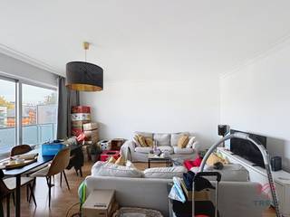 <strong>UCCLE: Dicht bij het Brugmannpark en alle voorzieningen, mooi appartement met 2 slaapkamers van +/-79m².</strong><br /><br /><span>Op de 5e verdieping met lift:</span><br /><br /><br />- Entreehal<br />- Woonkamer +/-27m² met een groot terras van 10m² op het noordwesten<br />- Ingerichte keuken (oven, kookplaten, afzuigkap, koelkast en diepvriezer)<br />- Slaapkamer van +/- 11 m²<br />- Slaapkamer van +/- 14 m² met een terras van +/- 9 m² op het zuidoosten<br />- WC<br />- Badkamer met aansluiting voor wasmachine<br /><br />Kelder<br /><br />Kosten: Voorzieningen van 150€/maand inclusief gemeenschappelijke ruimtes, conciërge, warm water, koud water, verwarming en een verzekering tegen verhaal.<br /><br />EPB C<br /><br />Beschikbaar op 01/12/2025.