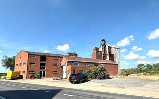 Goedgelegen leuke ATELIER met veel potentieel. Voormalige voederfabriek met charme en karakter, tevens genietend van mooie verzichten op groen.
Zeer degelijk betonnen gebouw met karakter.
Ideale opslagplaats/atelier/kantoorgebouw met mogelijkheid tot het maken van een loft (1000m3). Handige grote parking/tuin.
Heel veel potentieel voor mensen die out-of-the-box kunnen denken...
Bezoek na afspraak met IMMO BEGUIN: info@immobeguin.be