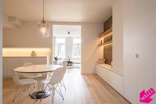 Luxueus gerenoveerd en bemeubeld appartement te huur! <br />Beschikbaar vanaf 1 juli.<br /><br />Locatie:<br />Gelegen in een zeer trendy buurt op het Zuid met zicht op de vernieuwde gedempte Zuiderdokken. Terrassen, restaurants en een park recht voor je deur? Wie wil dit nu niet! <br /><br />Beschrijving:<br />Het appartement bevindt zich op de tweede verdieping en is gerenoveerd met gebruik van enkel de beste materialen! Indeling: bij het binnekomen valt gelijk op dat er niet bespaard is op kwaliteit, van de afwerking tot aan de meubels alles straalt klasse uit. De lichte volledig woonruimte is voorzien van alle luxe en dit zet zich verder in de hyper geïnstalleerde keuken voorzien van oven, combi-oven, Amerikaanse koelkast, inductie kookplaat en een zee aan kastruimte. Via de unieke draaideur komen we in een tussenruimte badend in het licht vanuit waar er toegang is tot het apart toilet en de badkamer met grote inloopdouche en dubbele lavabo. De tussenruimte is ingericht met kasten op maat en vormt een ruime dressing. Ten slotte is er nog de slaapkamer voorzien van een groot tweepersoonsbed, flatscreen en airco! Kortom dit appartement met uniek uitzicht is volledig bemeubeld en per direct instapklaar! <br />Verbruik met eigen meters, maandelijkse kosten 50 euro. <br /><br />ALL in Huurprijs is ook mogelijk: € 1.850 per maand (enkel internet en tv voor eigen rekening). <br /><br />Belangrijkste troeven<br />Heerlijke locatie<br />Kleinschalig gebouw<br />Prachtige afwerking <br />Gemeubeld<br /><br />Verplichte informatie <br />Epc: 293 kWh/m²