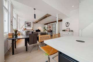 In het hart van Brugge vind je deze smaakvolle bel-étagewoning, volledig gerenoveerd in 2020 en afgewerkt met warme, kwalitatieve materialen...