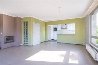 Welkom in dit ruim en lichtvol appartement in Strombeek. De ruime inkomhal biedt een vlotte toegang tot alle kamers van het appartement. De leefruimte bestaat uit een grote woonkamer en een volledig ingerichte, open keuken. Dankzij de vele ramen in de leefruimte is er aan natuurlijk licht geen gebrek. De leefruimte geeft eveneens toegang tot een aangenaam balkon. Het appartement heeft drie grote slaapkamers, perfect voor een goede nachtrust. De badkamer werd volledig gerenoveerd in een moderne en hedendaagse stijl. Het appartement is eveneens uitgerust met een gastentoilet, een bergruimte en een kelder. Aarzel niet, en plan vandaag nog een bezoek.