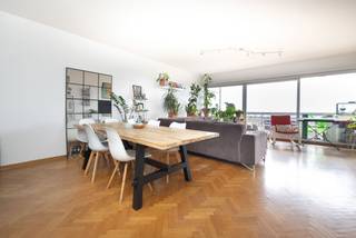 MOLENBEEK-SAINT-JEAN, Machtens district, spacious apartment with a living area of ± 100m² located on the 13th floor. It is composed as...