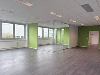 <p>Op een vlot bereikbare locatie in Anderlecht, langs de Paapsemlaan, bieden wij deze recent gerenoveerde kantoorruimtes te huur aan. Het gebouw kreeg een volledig nieuwe uitstraling en combineert functionaliteit met een moderne, professionele look.</p>
<p>De kantoren zijn ideaal voor kleine en middelgrote KMO’s, zelfstandigen of dienstverlenende bedrijven die op zoek zijn naar een praktische en representatieve werkomgeving. Dankzij de efficiënte indeling zijn de ruimtes flexibel inzetbaar en eenvoudig aan te passen aan de noden van uw onderneming.</p>
<p>Deze kantoren bieden een uitstekende opportuniteit voor bedrijven die zich willen vestigen in een dynamische Brusselse omgeving, zonder in te boeten aan comfort en uitstraling.</p>
<p>📞 <strong>Interesse?</strong> Contacteer ons gerust voor bijkomende informatie of een bezoek ter plaatse.</p>