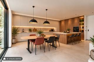 Ontdek deze verrassend ruime woning met een bijzonder veelzijdige indeling, veel woonruimte en tal van mogelijkheden voor grote gezinnen, thuiswerk of hobby’s. De woning is gedeeltelijk verder af te werken, waardoor de nieuwe eigenaar de afwerking volledig naar eigen smaak kan realiseren.<br /><br />Op het gelijkvloers bevinden zich de inkomhal, een ruime woonkamer, afzonderlijk toilet, wasplaats en twee slaapkamers. Eén van deze slaapkamers beschikt over een dressing en biedt bovendien de mogelijkheid om een eigen badkamer te voorzien.<br /><br />Een absolute troef is de volledige onderkeldering. Deze royale ruimte leent zich uitstekend als atelier, hobbyruimte, opslagplaats, mancave of combinatie hiervan.<br /><br />De eerste verdieping omvat drie slaapkamers, een afzonderlijk toilet en badkamer. Daarnaast zijn hier momenteel ook een keuken en woonkamer voorzien. Deze ruimtes kunnen behouden blijven, maar bieden eveneens de mogelijkheid om extra slaapkamers, bureau- of hobbyruimtes te creëren. Hierdoor beschikt de woning over een uitzonderlijk flexibele indeling.<br /><br />De woning beschikt ook over een tuin, praktische tuinberging en een overdekte lounge.<br /><br />Extra pluspunt: de woning behaalt een uitzonderlijk gunstig EPC-label A+ met een energiescore van -40 kWh/(m² jaar) en beschikt over zonnepanelen. <br /><br />Een ruime, energiezuinige woning met bijzonder veel potentieel voor wie op zoek is naar ruimte én flexibiliteit.<br /><br />De keuken en badkamer op het gelijkvloers dient nog door de koper geplaatst en afgewerkt te worden. Alsook de buitenafwerking van de woning dient nog door de koper te worden voltooid.<br /><br />Wenst u meer informatie of een bezoek ter plaatse? contacteer ons via 09 395 05 40 of verkoop@concept-home.be 
