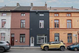 TREVI GENT - INVEST buitenkans! Opbrengsteigendom met 5 studentenkamers gelegen op een uitstekende locatie (vlakbij campus Rabot KUL): Alles is steeds vlot verhuurd.   Indeling: Kelder, gelijkvloers: hall, 1 kamer, gemeenschappelijke recent vernieuwde keuken, fietsenberging, koer, 2 toiletten + douchekamer, eerste verdieping: 2 kamers, 2de verdieping: 2 kamers.  Conformiteitsattesten aanwezig.
Het appartementsblok zal nog voorzien worden van warmtepompen (Lucht-Lucht) om te verwarmen en te koelen. Het uiteindelijke EPC-label zal hierdoor een label B zijn.
