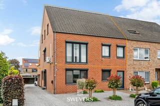 Voor meer info en foto’s, surf naar www.swevers.be – Op een centrale locatie in Maasmechelen vindt u deze instapklare duplex met een royale bewoonbare oppervlakte van 169 m². Het appartement werd gebouwd in 1997, verkeert in verzorgde staat en biedt een praktische indeling over twee verdiepingen.<br />Op de eerste verdieping ligt de lichtrijke leefruimte van circa 35 m², waar zit- en eetruimte mooi in elkaar overlopen. Aansluitend bevindt zich de keuken van ongeveer 16 m², met daarnaast een handige bijkeuken voor extra bergruimte en technische voorzieningen. Via deze zijde bereikt u het ruime dakterras van circa 45 m², ideaal voor een gezellige loungehoek, buitentafel of ontspannen zomeravonden.<br />De tweede verdieping is ingericht als slaapniveau en omvat drie volwaardige slaapkamers van ongeveer 24 m², 16 m² en 16 m². Deze kamers bieden tal van mogelijkheden als slaapkamer, bureau, dressing of hobbyruimte. De badkamer is voorzien van een toilet, lavabo, douche en ligbad. <br />Een bijkomende troef is de carport, waardoor u beschikt over een overdekte parkeerplaats vlak bij het appartement. Ook de ligging is uitstekend: winkels, scholen, openbaar vervoer en horeca bevinden zich op wandelafstand. De autosnelweg bereikt u op slechts 1 kilometer. Deze duplex combineert ruimte, licht, comfort en bereikbaarheid op een sterke locatie in Maasmechelen. Voor meer informatie, bel 011 255 155. Bron bewoonbare oppervlakte: EPC – verslag.