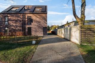 Halfopen nieuwbouwwoning met 3 à 4 SLPKS en grote tuin in Kapellen!Deze prachtige BEN-woning is rustig doch centraal gelegen in Kapellen. Echter is...