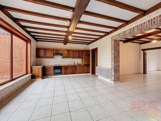 In het glooiende natuurlandschap van Aaigem, een paradijs voor liefhebbers van wandelen of fietsen, vinden we deze vrijstaande gezinswoning...