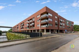 <p><span>Vilvoorde : Dans la résidence « t Sas », récemment construite, vous trouverez cet appartement situé au troisième et dernier étage d'un immeuble moderne équipé d'un ascenseur. Il se compose d'un agréable espace de vie lumineux avec une cuisine ouverte entièrement équipée, d'une terrasse conviviale, d'une chambre et d'une chambre pour bébé ou d'un bureau, d'une salle de bains avec douche à l'italienne, de toilettes séparées et d'un débarras avec branchement pour lave-linge.</span></p><p><span>Grâce à l'utilisation de matériaux intemporels dans des tons neutres, l'appartement présente un aspect frais et jeune. Il est loué avec une place de parking attitrée dans le garage commun (incluse dans le prix).</span></p><p><span>Cette résidence fait partie du projet « 4 Fonteinen » qui offre de nombreux avantages et équipements à ses résidents. À proximité se trouvent un hypermarché et une nouvelle école, et un sentier pédestre longeant la Senne vous permet de rejoindre facilement le centre-ville. Il existe également un pont piétonnier et cyclable qui vous mène directement de l'autre côté du canal, vers le domaine Drie Fonteinen et ses installations sportives.</span></p><p><span>Disponible à partir du 01/12/2026.</span></p><p><span>Charges des parties communes et de l'ascenseur : 100 /mois</span></p><p><span> </span></p>