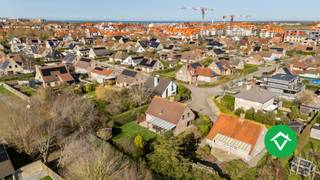 Deze alleenstaande woning is gelegen op een grondoppervlakte van 640 m² in een rustige doodlopende straat, met alle voorzieningen nabij. <br /><br />De woning bestaat uit: voortuin - oprit - inkomhal - toilet - living - keuken - veranda - berging - wasplaats - garage - terras - tuin - tuinhuis - nachthal - 3 slaapkamers - badkamer - opbergzolder. <br /><br />Troeven van deze woning: <br />- instapklare woning <br />- topligging <br />- EPC label C<br /><br />Contacteer ons voor een bezoek.