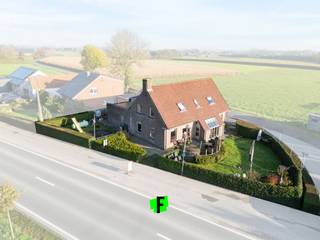 Dit handelspand met woongelegenheid is gelegen op een commerciële en vlot bereikbare locatie langs de verbindingsweg tussen Wingene en Tielt...