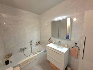 Dit ruim gerenoveerd appartement van 101m² is gelegen op de 1e verdieping in een residentie met slechts 3 appartementen en heeft o.a. 3 slaapkamers,...