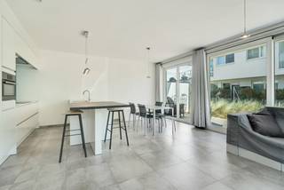 Modern appartement met 2 slaapkamers maakt deel uit van het recent project River Valley en ligt op wandelafstand van centrum Nieuwpoort Stad.<br /><br />Het appartement bevindt zich op de gelijkvloerse verdieping en werd ingedeeld als volgt:<br />Inkomhal met 2 volwaardige slaapkamers, badkamer met inloopdouche, apart gastentoilet en technische bergruimte. Verder beschikt het appartement over een ruime leefruimte met grote raampartijen, aansluitende keuken en L-vormig terras. Tot slot haalt het appartement zijn energie gedeeltelijk uit zonnepanelen, is er vloerverwarming aanwezig en is er nog een extra kelderberging met afgesloten fietsenstalling.<br /><br />Troeven:<br />Bouwjaar 2015<br />Energiezuinig<br />Toplocatie aan beschermd erfgoed de Koolhofput<br />Instapklaar<br /><br /><br />Contacteer Seije vandaag nog voor een bezoek ter plaatse op 0470 51 70 31.