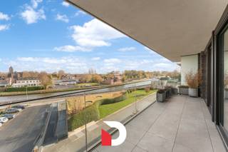 Dit luxueus en recent ('2016) hoekappartement voorzien van 2 ruime terrassen maakt deel uit van de gerenommeerde residentie "Lappersfort" op fietsafstand van hartje Brugge en het station en vlakbij winkels, openbaar vervoer, bezienswaardigheden, enz. <br /><br />Het omvangrijke appartement heeft een bewoonbare oppervlakte van maar liefst 155m² en beschikt over een ruime inkomhal met wc en vestiaire, een ontvangstruimte, leef -en eetruimte, volledig uitgeruste keuken met kookeiland en aansluitend een berging, slaapkamer 1 voorzien van een badkamer, slaapkamer 2 / bureau , slaapkamer 3 met badkamer en in de nachthal nog een aparte badkamer (douchekamer). Voorts beschikt het appartement over een terras vooraan (Oost) met een omvang van +/- 18 m² en een riant terras achteraan (West) met een omvang van +/- 28 m². Er bestaat de mogelijkheid om de dubbele (in de diepte) garagebox aan te kopen aan € 60.000,- (excl. kosten) aan te kopen in het ondergrondse complex. <br /><br />Vanwege het hoekaspect en de royale gevelbreedte geniet het appartement een overvloed van licht en een open / frontaal zicht op het water van het kanaal Brugge - Gent. <br /><br />Het appartement geniet een bijzonder duurzame en hoogwaardige afwerking voorzien van veel maatwerk, kwalitatieve materialen, inbouwspots, parketvloeren, vloerverwarming, enz.<br />Met een EPC van 79kWh (Label A) voldoet het appartement aan de energetische normen.<br /><br />Contacteer ons voor een bezoek aan dit mooie en instapklare luxe appartement: www.delbecque.immo