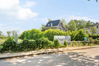 Ce terrain à bâtir de 994m² est magnifiquement situé au pied du Kluisbos, bénéficiant d’une superbe VUE. Beaucoup de potentiel. Permis disponible...