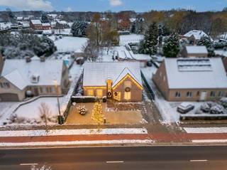 Deze aangename woning is zeer goed onderhouden en biedt zowel ruimte voor een gezin, als werk/opbergruimte voor een zelfstandig ondernemer als...