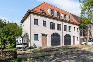 <p><strong>Moderne pastorijwoning te koop in Schilde – stijlvol, energiezuinig en instapklaar</strong></p>
<p>In het charmante en groene Schilde bieden wij u deze <strong>nieuwbouw halfopen woning</strong> aan, met een tijdloze uitstraling in <strong>moderne pastorijstijl</strong>. De woning is ontworpen met oog voor detail, en zachte architecturale elementen zorgen voor een harmonieus geheel dat perfect aansluit op de natuurlijke omgeving.</p>
<p>Deze kwalitatieve woning is <strong>traditioneel gebouwd</strong> met duurzame materialen zoals gebakken kleiproducten en volle betonnen vloerplaten. De <strong>gevelsteen</strong>, een gesmoorde handvorm uit zuiver witbakkende klei, creëert een elegant genuanceerd gevelbeeld. Het dak is afgewerkt met een golvende kleidakpan die doet denken aan de klassieke Pottelbergse oude dakpannen – stijlvol én authentiek.</p>
<p>Binnenin geniet u van <strong>een royale leefruimte met zit-, eet- en keukengedeelte</strong>. Op de eerste én tweede verdieping bevinden zich telkens <strong>twee ruime slaapkamers, een badkamer, een berging en een aparte wc</strong>. De woning beschikt bovendien over een <strong>inpandige garage</strong> met <strong>elektrische sectionaalpoort</strong>.</p>
<p>De ramen zijn vervaardigd uit <strong>hoogwaardige aluminium Reynaers Slimline 38-profielen</strong>, afgewerkt in een elegante zwarte Coatex-kleur. Voor het houtwerk van de kapellen, goten en voordeur werd gekozen voor <strong>duurzaam Padouk</strong>, dat met de tijd een warme vergrijzing krijgt.</p>
<p>Dankzij <strong>doorgedreven isolatie, zonnepanelen en een warmtepomp met vloerverwarming en vloerkoeling</strong> behaalt deze woning een <strong>uitzonderlijk laag energiepeil onder E20</strong>. Hierdoor betaalt de koper bovendien <strong>gedurende 5 jaar geen onroerende voorheffing</strong>.</p>
<p>De woning wordt <strong>volledig afgewerkt tot en met de schilderwerken</strong> en is <strong>instapklaar bij de notariële akte</strong>. In overleg met de koper wordt de afwerking op maat voorzien, begeleid door een persoonlijke projectcoördinator. U kiest zelf de materialen en afwerking die aansluiten bij uw smaak en wensen – voor een thuis die écht de uwe is.</p>